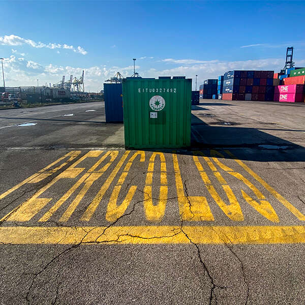 spazio dedicato alle merci pericole nel piazzale del terminal Vecon