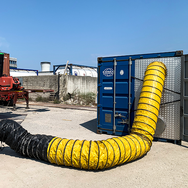 operazione di fumigazione di un container al terminal Vecon