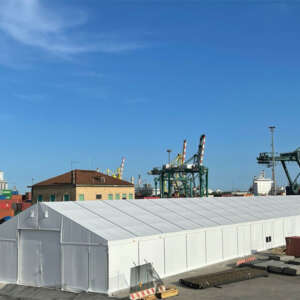 uno dei magazzini coperti presnti al terminal container di Venezia