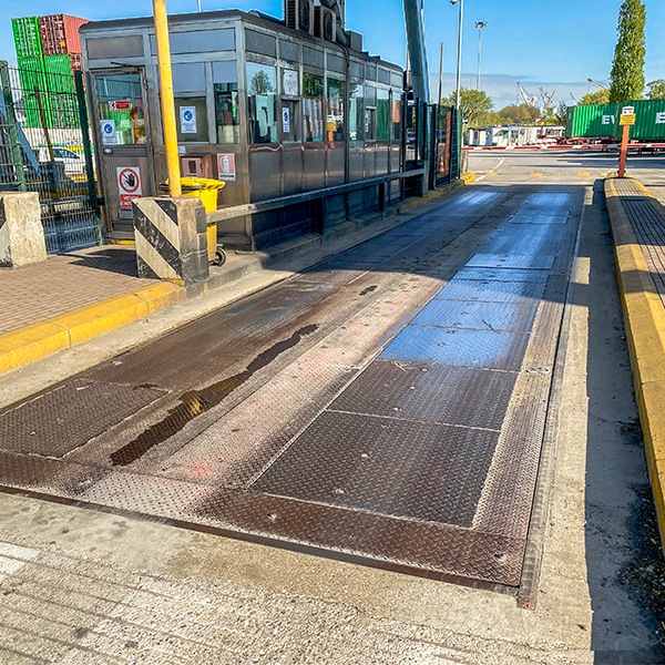 pesa per mezzi di trasporto al gate del terminal Vecon di Venezia