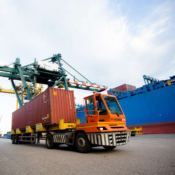 trasporto di container e nave attraccata nel porto di Venezia