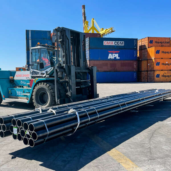 carrello elevatore che trasporta tubi di metallo al terminal Vecon di Venezia